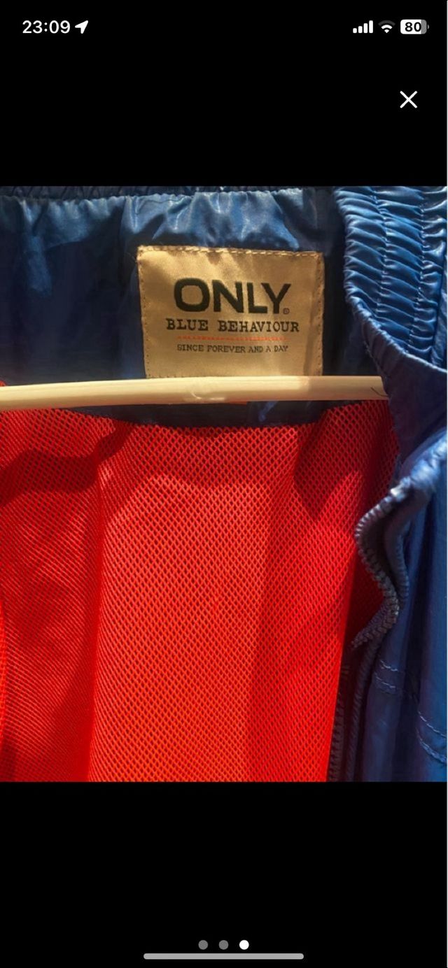 Chaqueta deportiva azul eléctrico cremallera