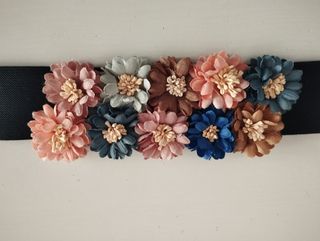 Cinturón elástico con detalle floral/flores