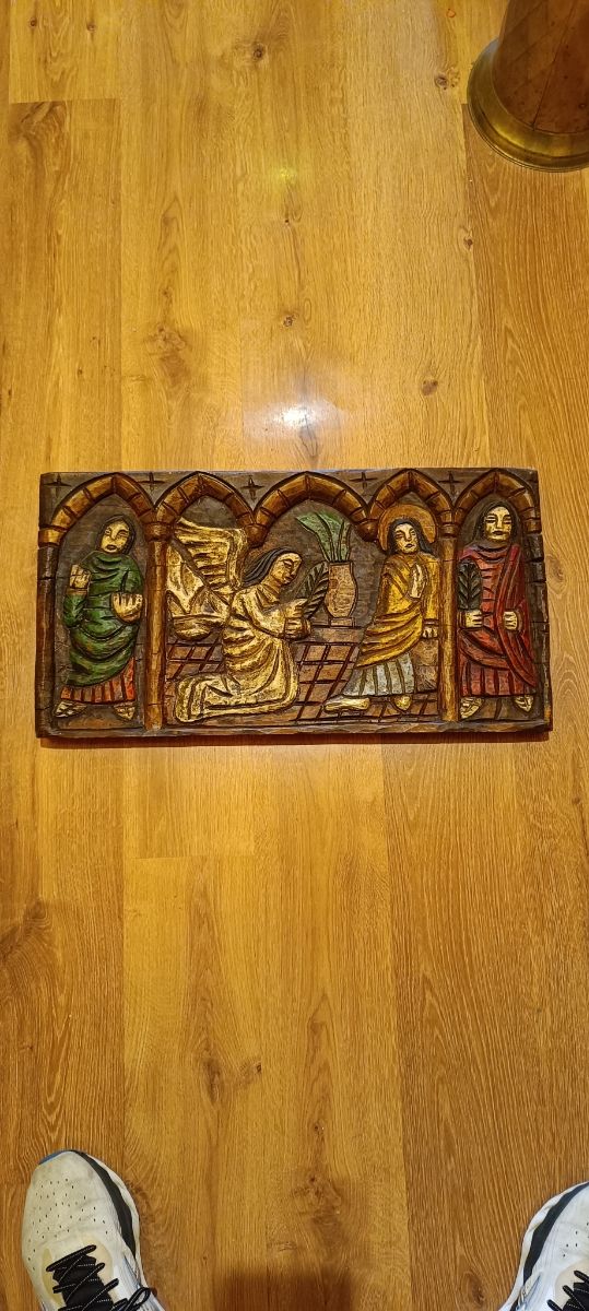 Retablo antigüo de madera tallada a mano