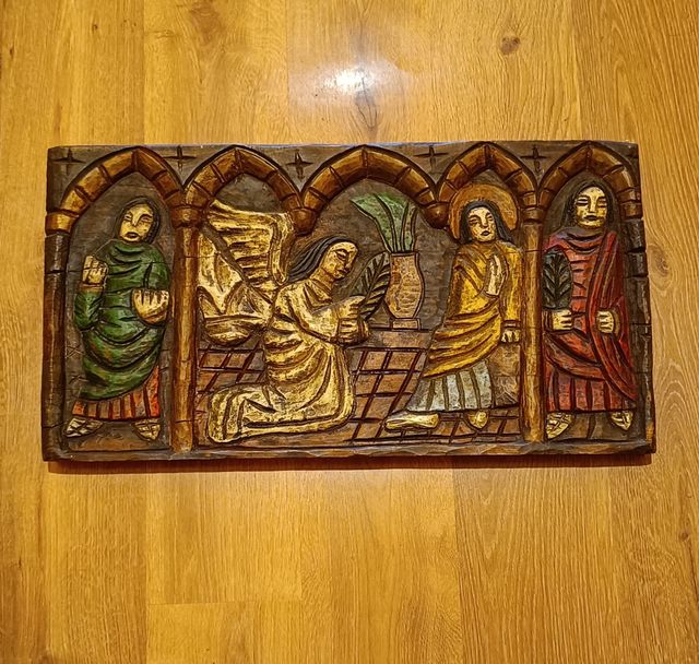 Retablo antigüo de madera tallada a mano