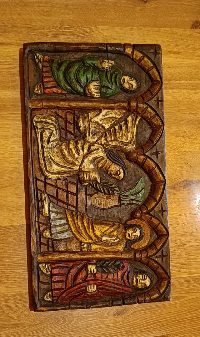 Retablo antigüo de madera tallada a mano