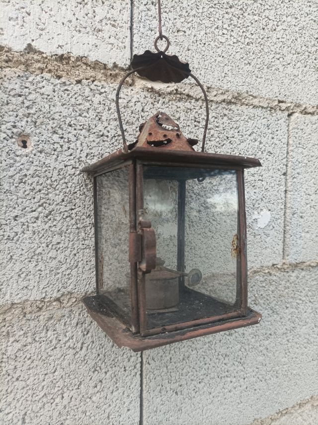Antiguo farolillo o candil de aceite