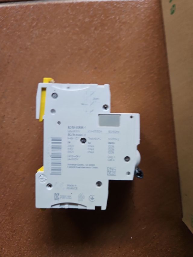 Magnetotermico schneider 4a