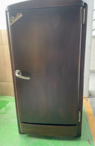 Antico frigorifero a frusta