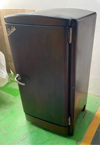 Antico frigorifero a frusta