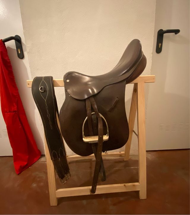 Silla de montar de salto y cincha