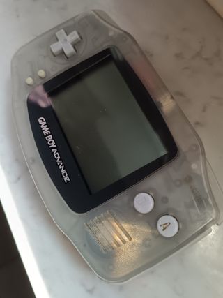 Game Boy Advance trasparente con caricatore