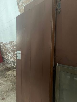 Puerta de madera con marco 