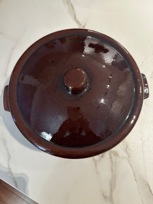 Cazuela de barro de artesania.