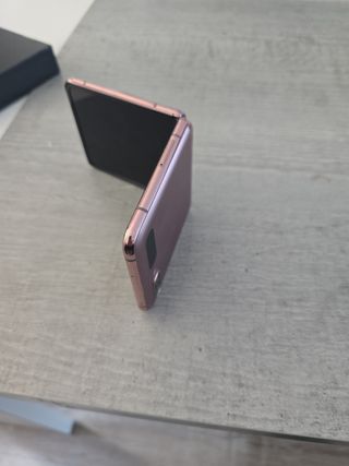 Teléfono Samsung zflips 4 dorado