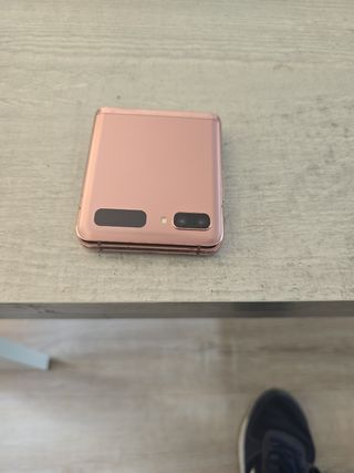 Teléfono Samsung zflips 4 dorado