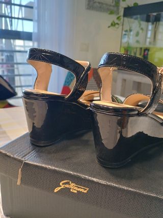 Sandalo vernice Gattinoni