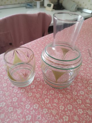 Vasija antigua de cristal y vaso