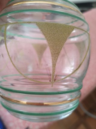 Vasija antigua de cristal y vaso