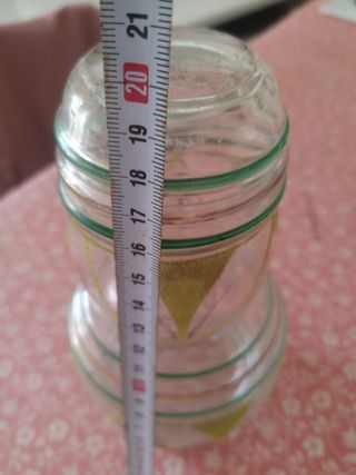 Vasija antigua de cristal y vaso