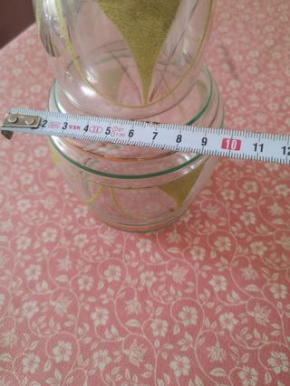 Vasija antigua de cristal y vaso