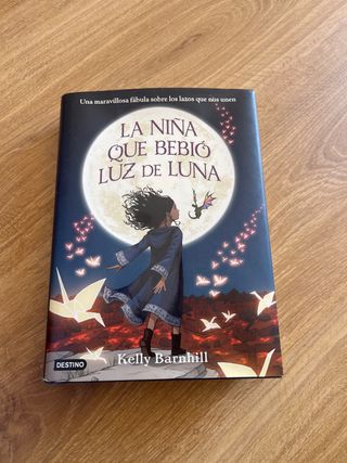 La niña que bebió luz de luna