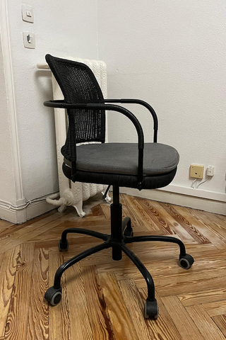 Silla giratoria Ikea negra de mimbre