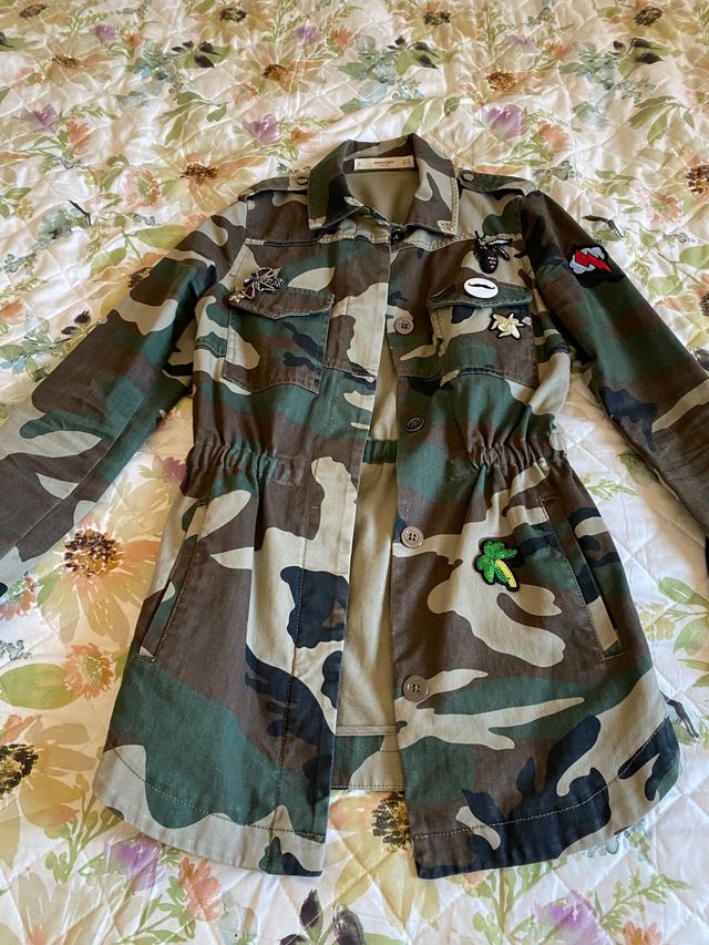 Chaqueta de camuflaje de Mango