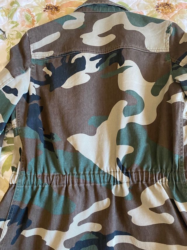 Chaqueta de camuflaje de Mango