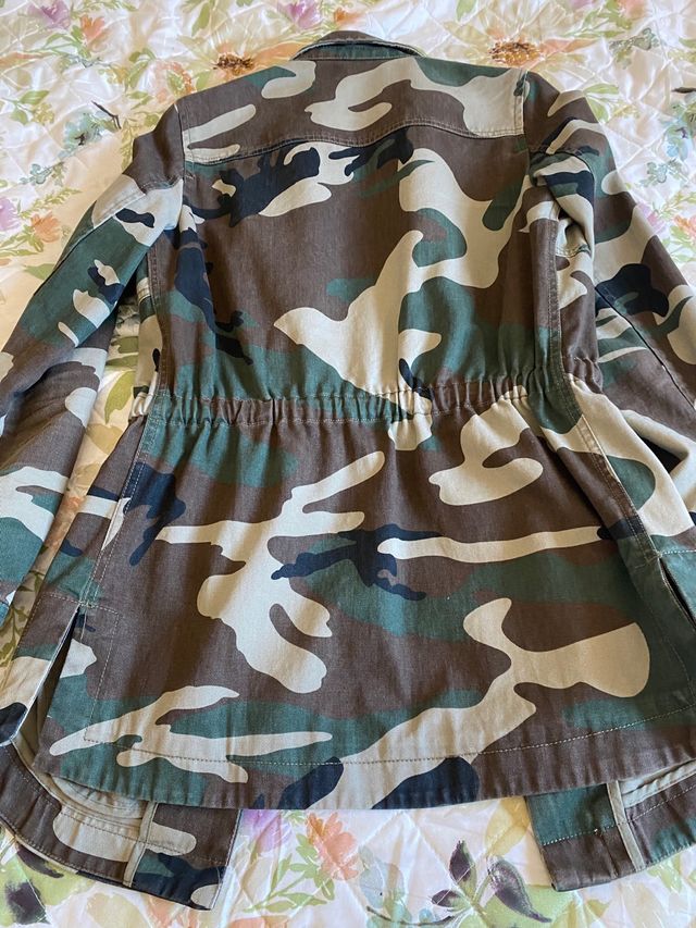 Chaqueta de camuflaje de Mango