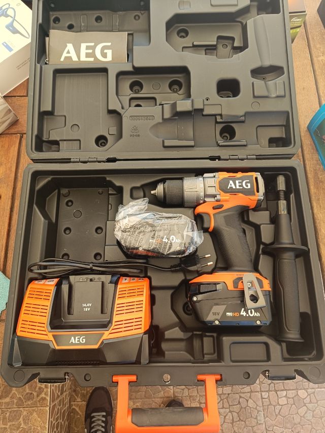 Taladro percutor AEG a batería.