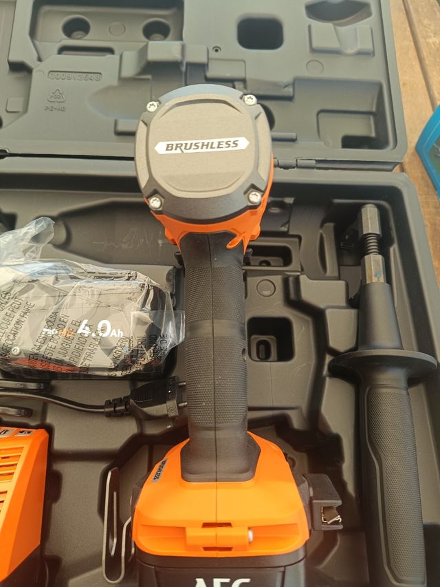 Taladro percutor AEG a batería.