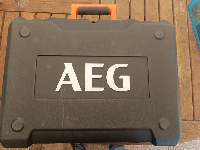 Taladro percutor AEG a batería.