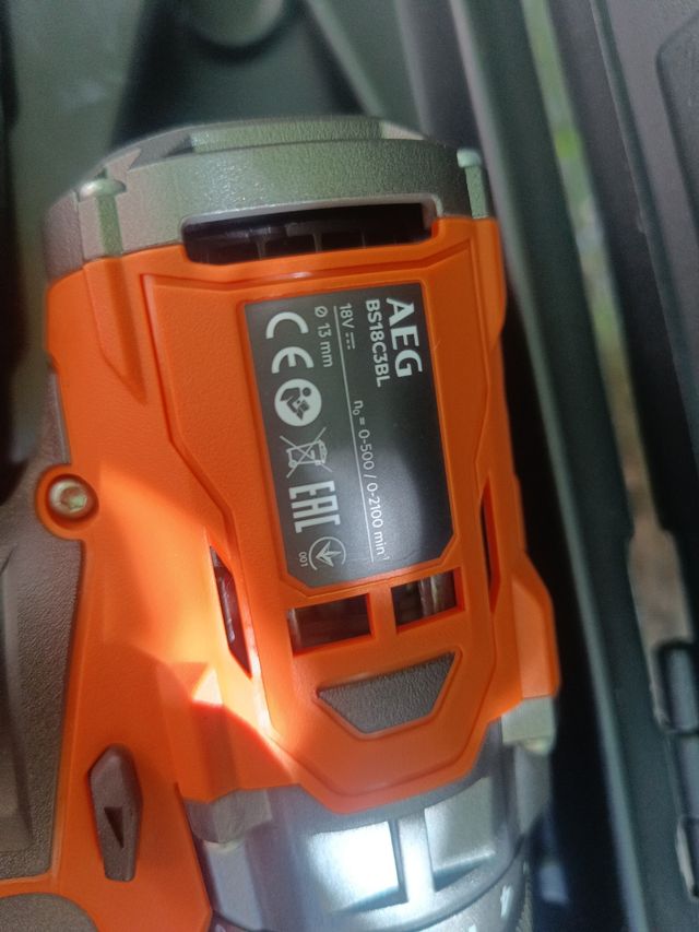 Taladro percutor AEG a batería.