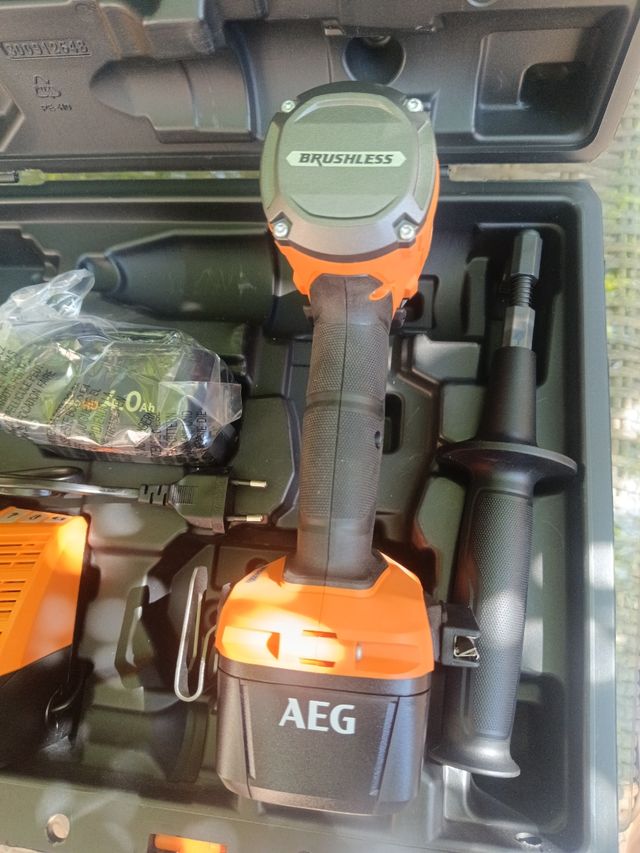 Taladro percutor AEG a batería.