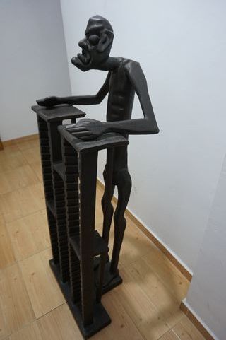 Estantería porta CDs madera africana tribal