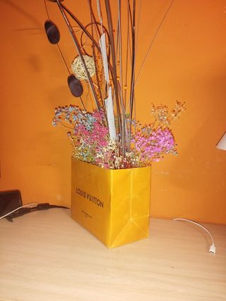 Adorno floral con flores secas.