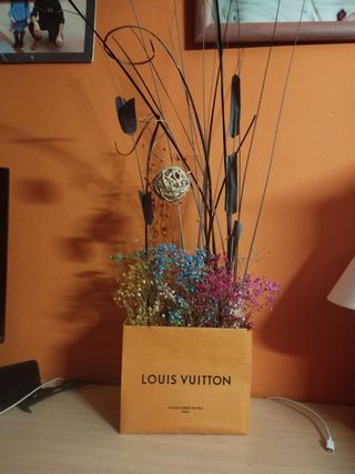 Adorno floral con flores secas.