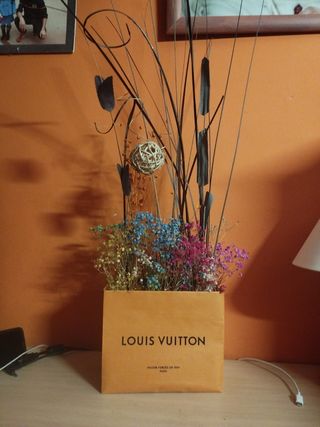 Adorno floral con flores secas.