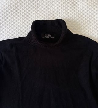 Jersey de cuello alto negro Bershka