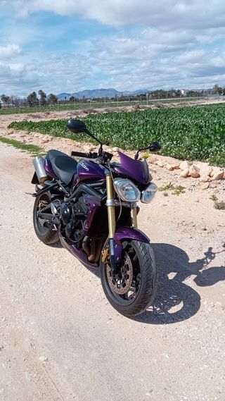 Motocicleta triumph street triple 675