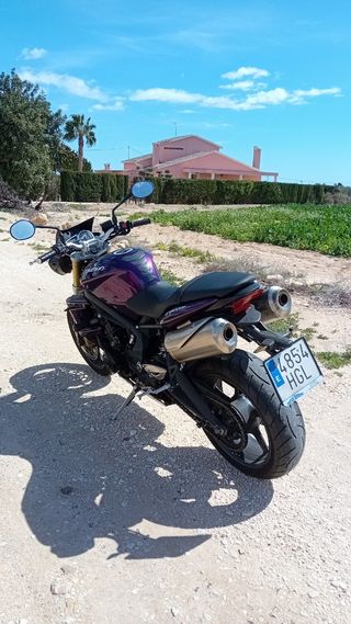 Motocicleta triumph street triple 675