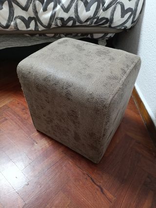 Puff o reposapiés o taburete