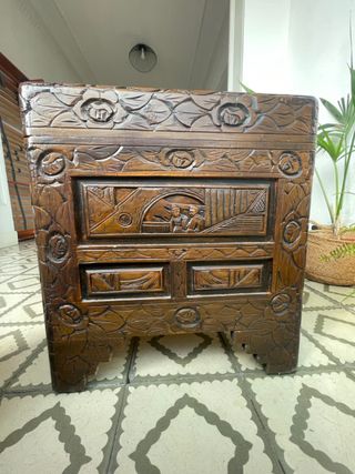 Baúl antiguo oriental tallado en madera maciza