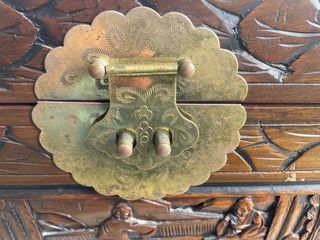 Baúl antiguo oriental tallado en madera maciza