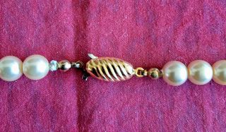 Collar de perlas con cierre dorado