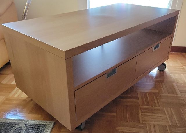 Mesa televisor con ruedas 