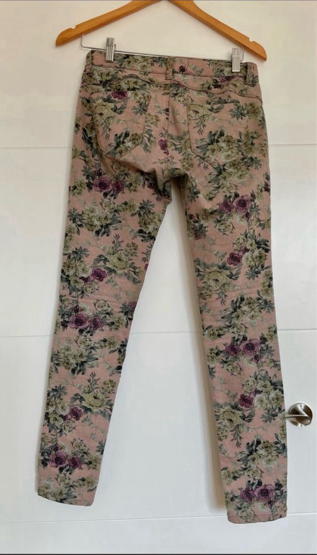 Pantalón violeta connflorecitas Stradivarius