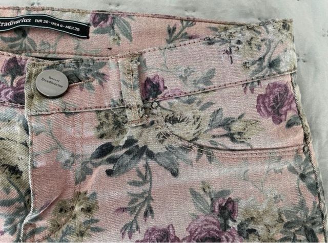 Pantalón violeta connflorecitas Stradivarius