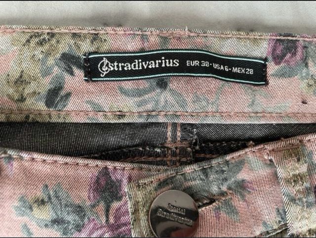 Pantalón violeta connflorecitas Stradivarius