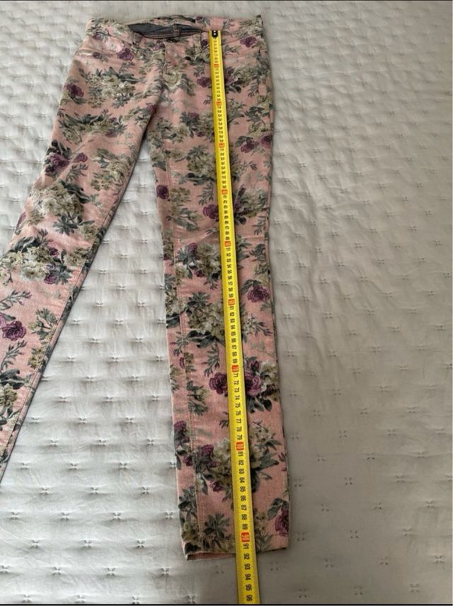 Pantalón violeta connflorecitas Stradivarius