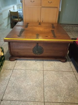 Mesa baúl muy antiguo