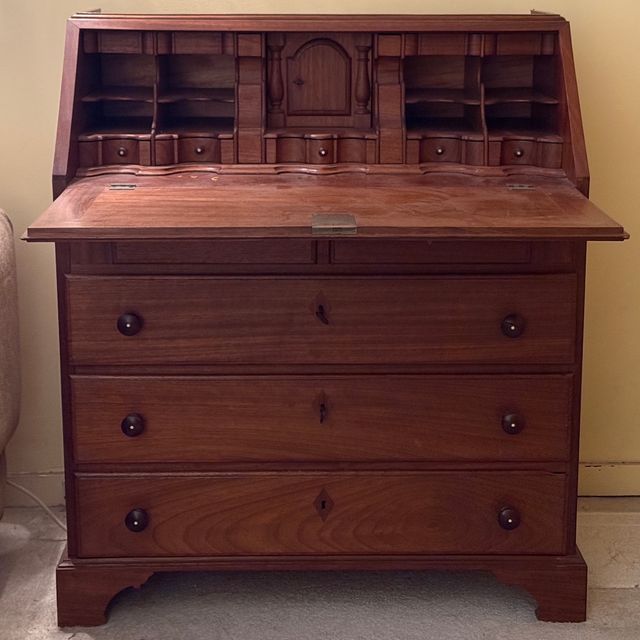 Escrivaninha antiga em madeira