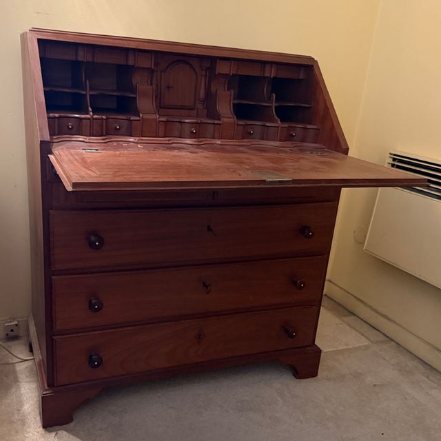 Escrivaninha antiga em madeira