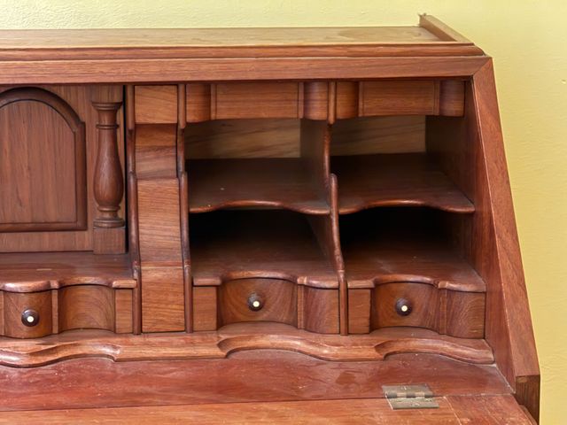 Escrivaninha antiga em madeira